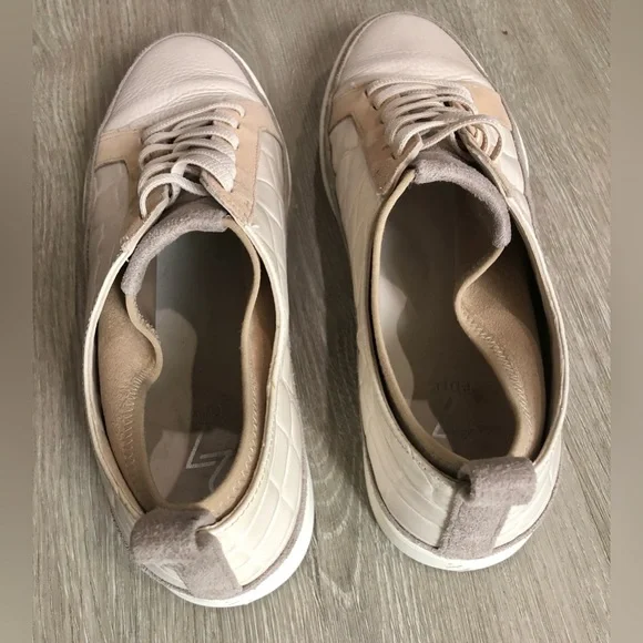 27 EDIT Naturalizer Women's White cream and tan Valarie Slip-on Sneaker size 9 - Picture 6 of 7